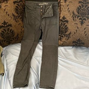 Universal thread high rise skinny dark green pants with the size 0/25R
